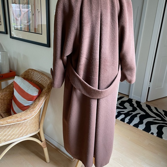 Stunning & very chic…all wool long coat! - Picture 6 of 6